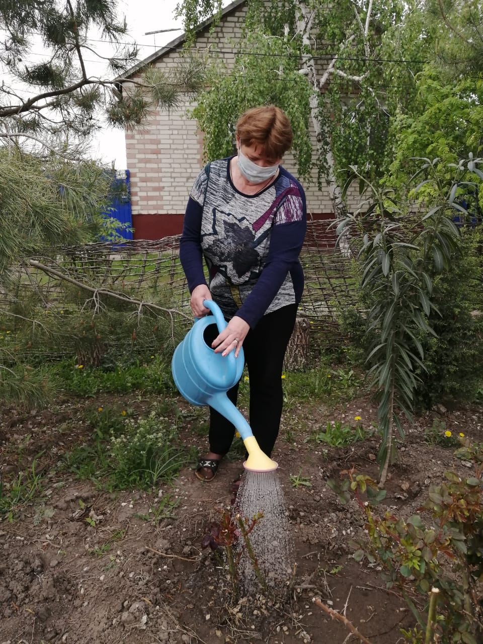 Сотрудники КЦСОН Дергачевского района продолжают работу по благоустройству прилегающих территорий
