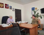 Сегодня в кабинете состоялась теплая и по-настоящему важная встреча. Пообщался с нашим земляком — участником специальной военной операции, который приехал домой в краткосрочный отпуск.