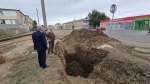 Глава района провел осмотр работ по замене водопроводной сети в р. п. Дергачи по ул. Ленина.