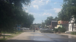 В рамках регулярных мероприятий по благоустройству сотрудники МКП «Дергачёвское РМПО ЖКХ» выполнили полив зеленых насаждений на улице Советской.